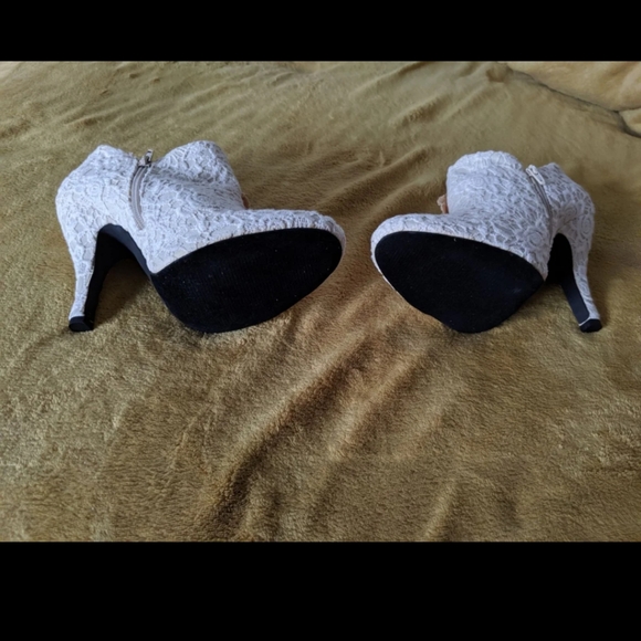 Ladies cream lace shoe booties - Picture 2 of 6